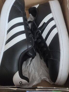 Adidas Grand Coury Black & White Unisex Casual Lace-Up Sneakers 9M